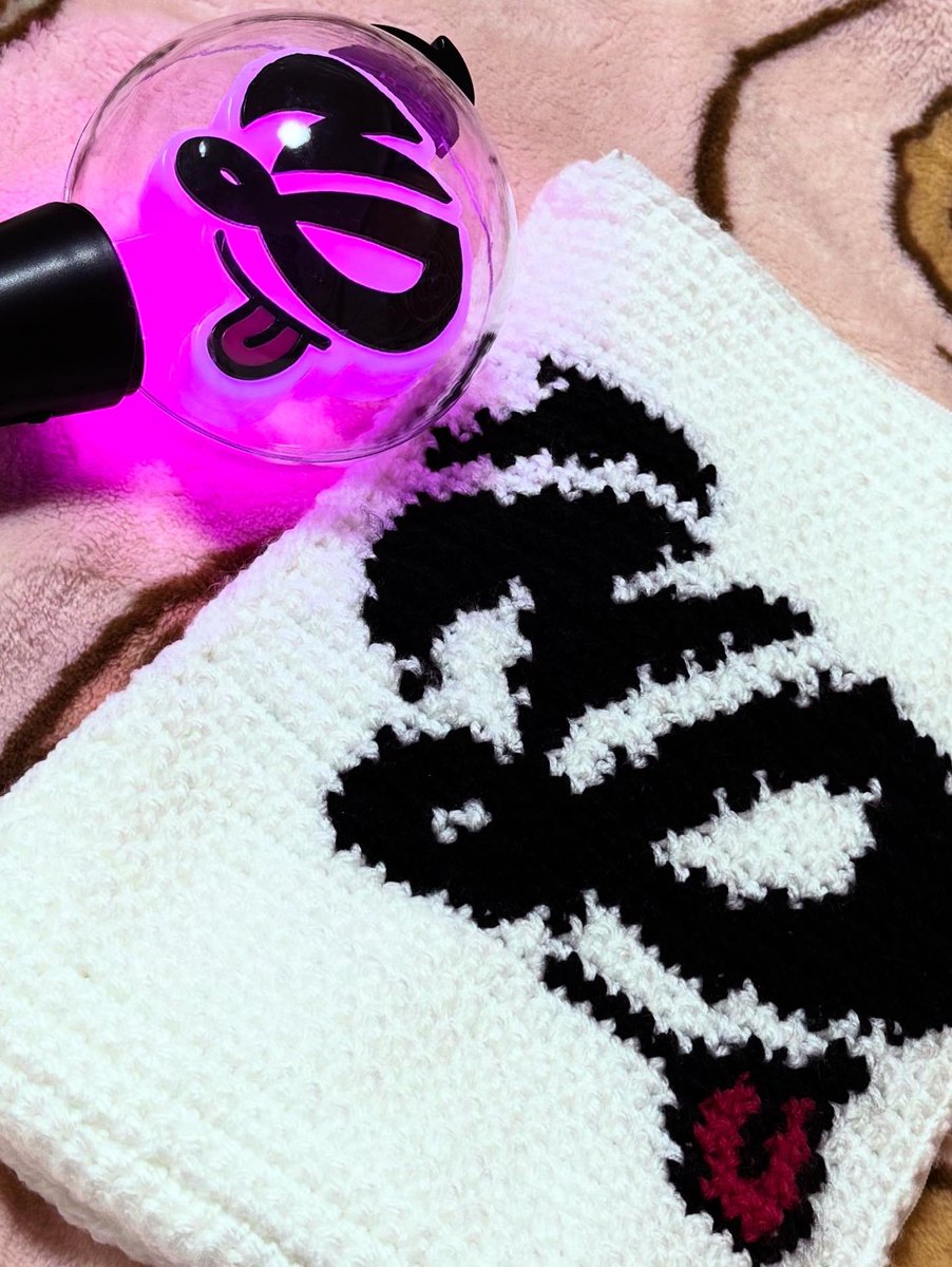 chiyach_i's tweet photo. 編み物始めたからペンライトポーチ作ってみた🧶
新しいロゴも可愛い〜！ https://t.co/pIGp7vYb3T