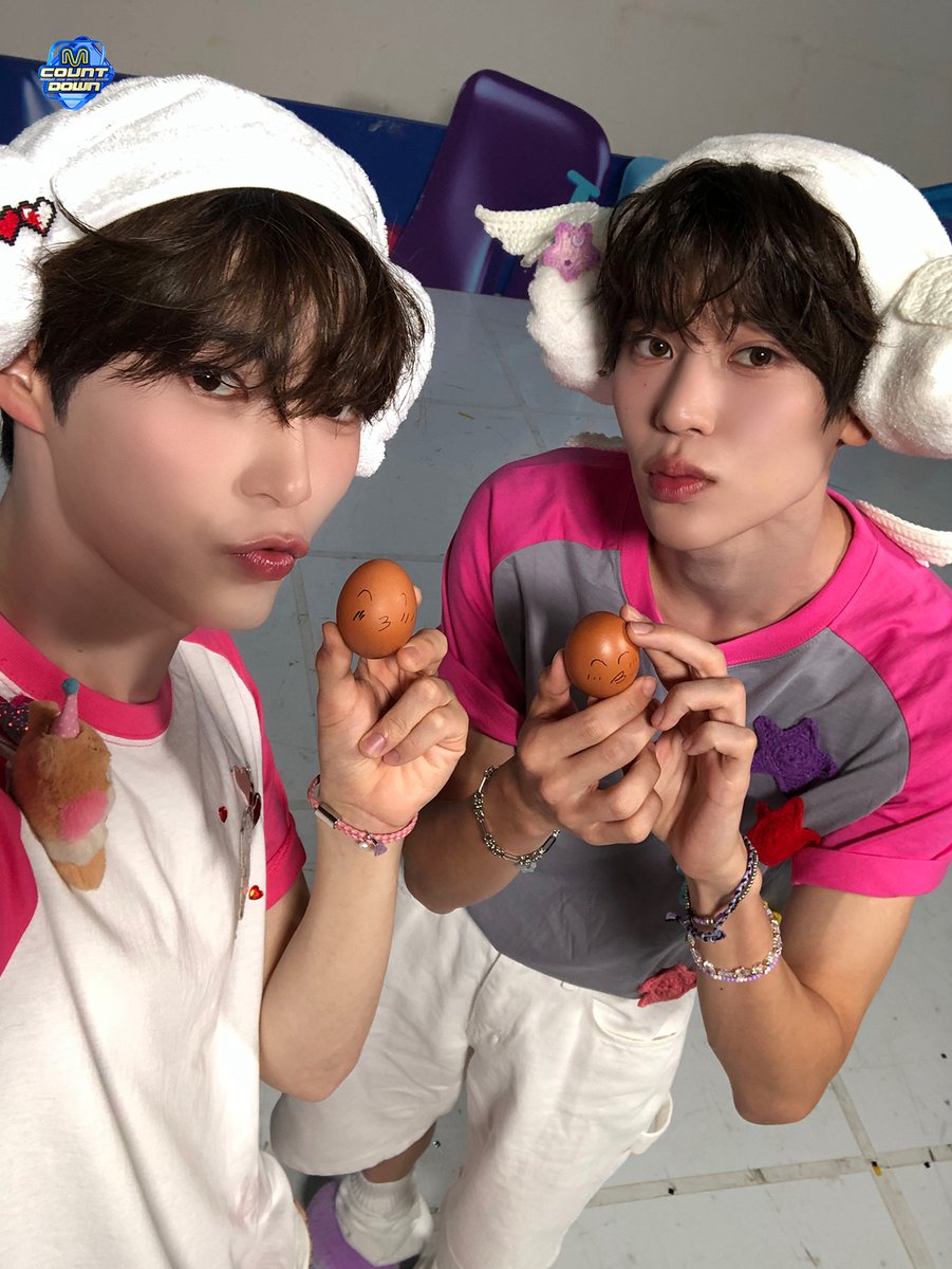 MnetMcountdown's tweet photo. 📢 이번 주 MC 의상 컨셉은! ☕️👑

MC석에 방청 오시는 팬분들도! 안방 1열의 팬분들도!
☕️👑로 드레스코드를 완성해 주세요!

⚠️ 드레스코드는 권장 사항으로 필수가 아닙니다 ⚠️

#엠카운트다운 #MCOUNTDOWN https://t.co/wkyZoutiqj