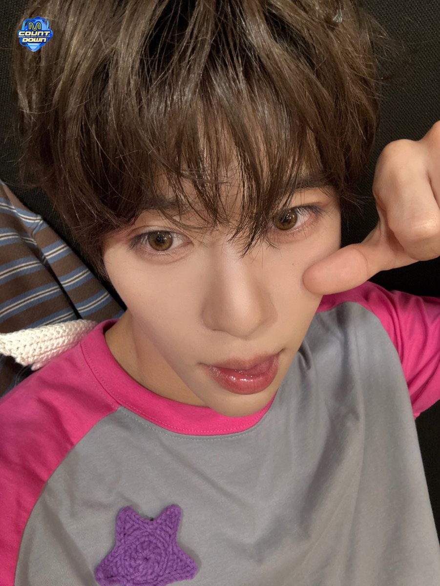 MnetMcountdown's tweet photo. 📢 이번 주 MC 의상 컨셉은! ☕️👑

MC석에 방청 오시는 팬분들도! 안방 1열의 팬분들도!
☕️👑로 드레스코드를 완성해 주세요!

⚠️ 드레스코드는 권장 사항으로 필수가 아닙니다 ⚠️

#엠카운트다운 #MCOUNTDOWN https://t.co/wkyZoutiqj