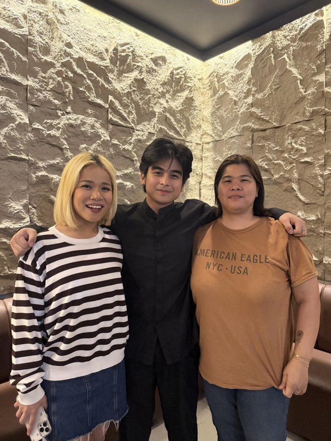 WiKlaOFC's tweet photo. Bunso with his mom and mowm 🧡 https://t.co/7p6gnUFyBq