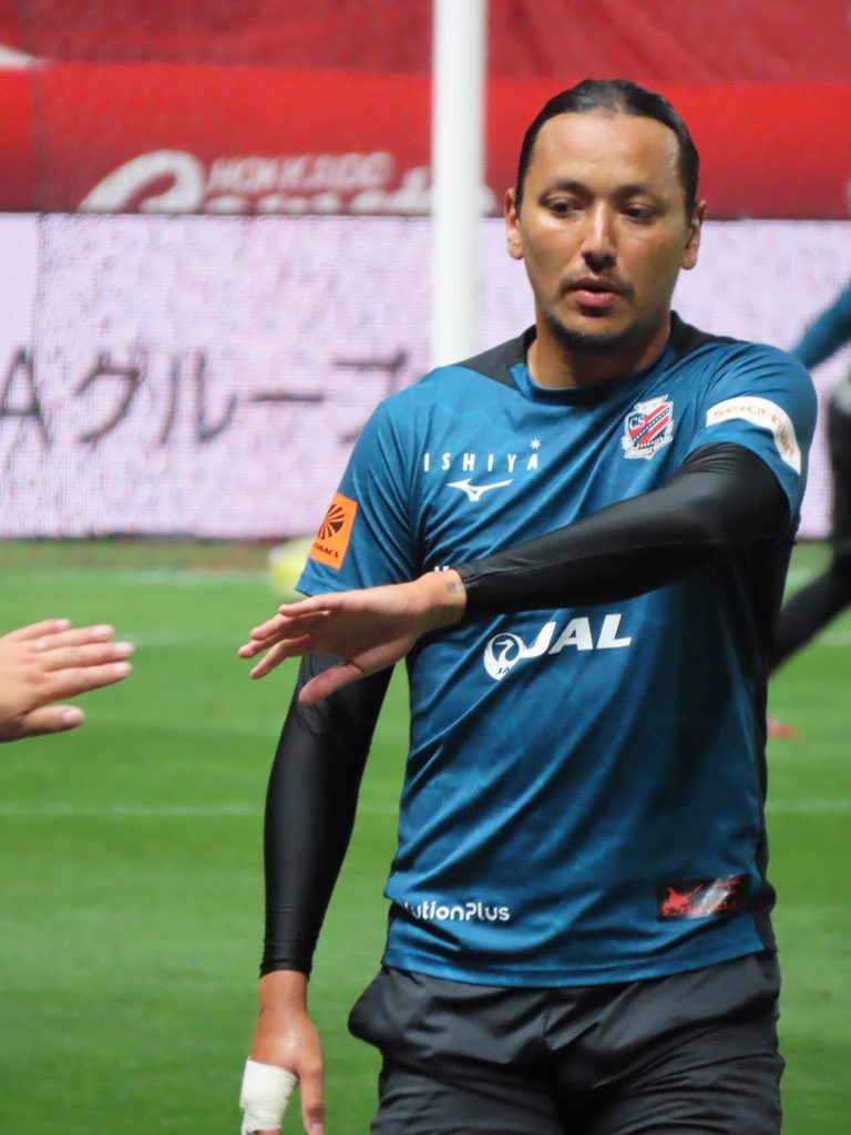 consa0408103199's tweet image. 北海道コンサドーレ札幌🆚ブラウブリッツ秋田
試合前練習後ロッカーへ戻る
大﨑玲央選手

この日はキャプテンマークをつけての出場🧑‍✈️
8月3日のトレマではゴール決めてましたね👍（生で見れてません😭）
試合でも移籍後初ゴール期待してます‼️

#consadole #コンサドーレ #大﨑玲央