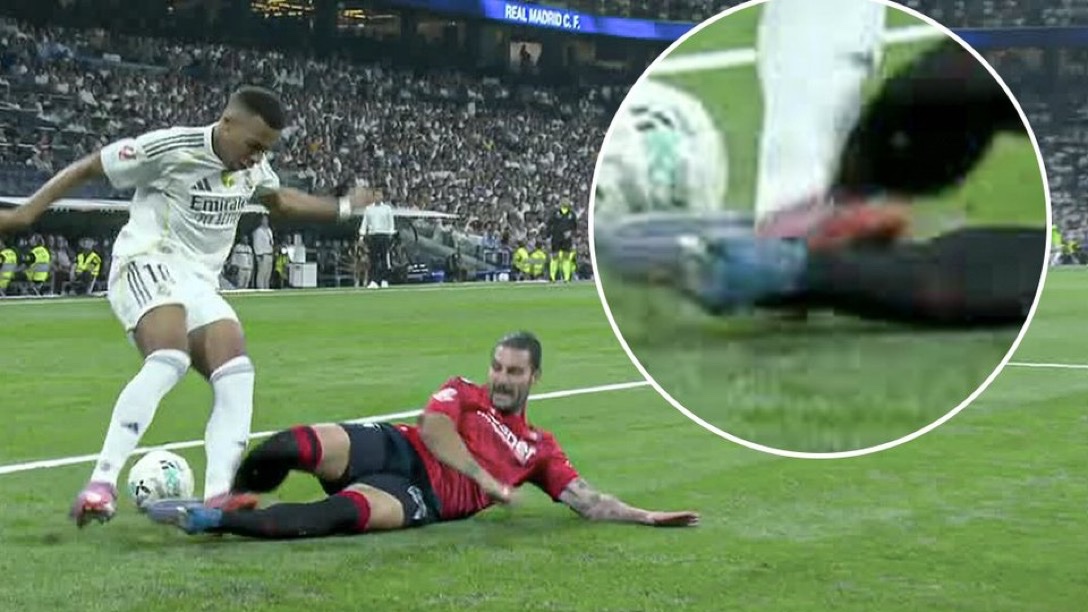 TouchlineX's tweet image. 🚨 𝗡𝗘𝗪: Osasuna are VERY ANGRY with the outcome of the result last night. They believe the only goal from the match came from a penalty that should NEVER have been given as Mbappé himself makes the foul!