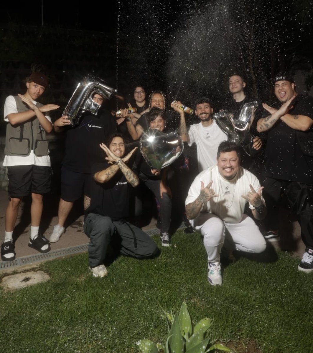 Queridos amigos,

Após 3 anos incríveis como Talent Manager no Fluxo, chegou a hora de me despedir.

Esse período foi marcado por muito aprendizado, conquistas e desafios, mas, acima de tudo, por pessoas especiais que tornaram a jornada inesquecível. Sou profundamente grato pela