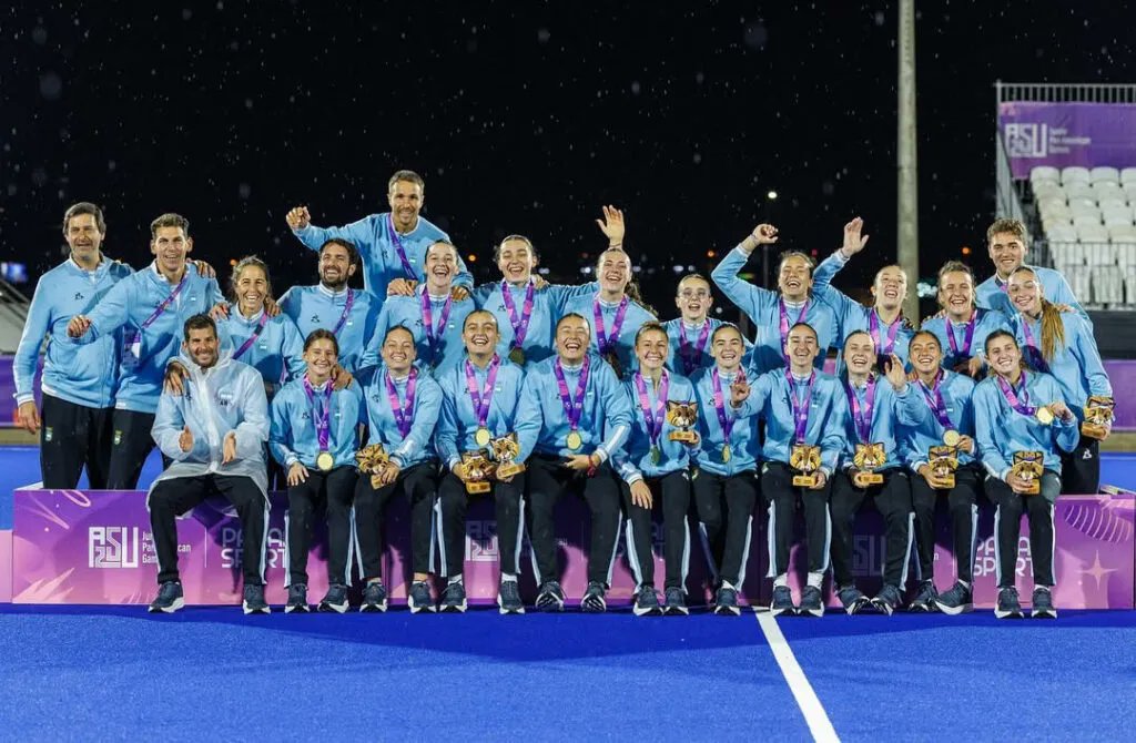 aadeporte's tweet photo. #Asunción2025 Las Leoncitas vencieron a Estados Unidos y se consagraron campeonas. Además Juan Manuel Arrieguez se subió a lo más alto del podio en lanzamiento de bala
https://t.co/laPWDwgFEn https://t.co/d9q8QfCzbo