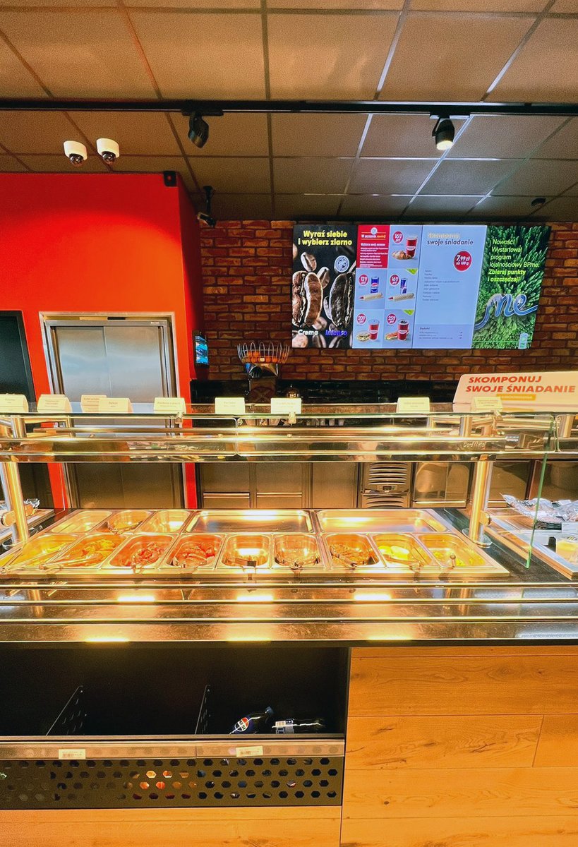 Podróż wcale nie musi oznaczać kompromisów kulinarnych.
W Wild Bean Cafe na stacjach autostradowych bp czekają pełne smaku śniadania – od śląskiego po angielskie – oraz klasyki obiadowe, które smakują jak w domu: zupy, pierogi, mięso czy ryby. Użytkownicy aplikacji BPme mogą