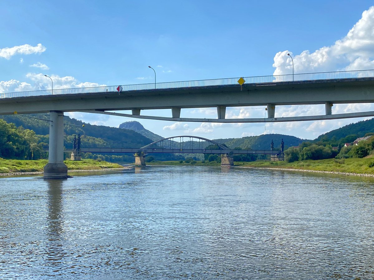 jetzt unterqueren wir die Elbbrücken in Bad Schandau, die vordere, 1977 eröffnete Spannbetonbrücke ist aktuell bis 7,5t frei, muss aber perspektivisch abgerissen werden; die hintere Eisenbahnbrücke (Carolabrücke) nutzt die Bahn Richtung Sebnitz/Rumburk