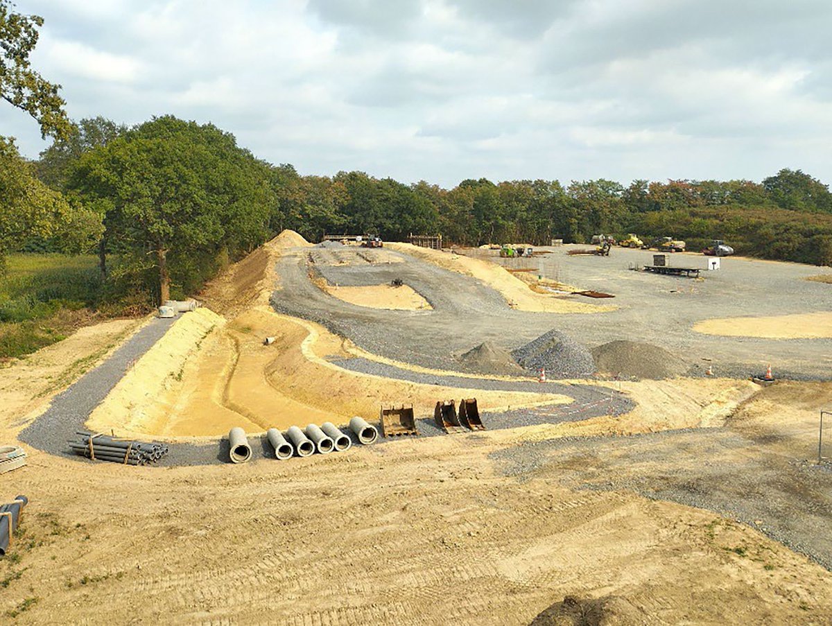 📷Le réseau des déchetteries va passer de 5 à 3 sites à compter de la fin de l’année, avec l’ouverture d’un nouveau lieu de dépôt et de tri sur la zone du Val Fleury qui remplacera celui situé sur la zone Horizon. 
shorturl.at/shE73