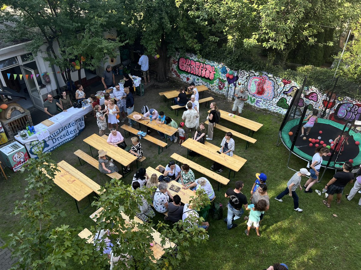 Am 13.08.2025 fand unser jährliches Sommerfest statt – und das bei sommerlichen 30 Grad. Gemeinsam haben wir gefeiert, gesungen, geredet, gegessen, gewürdigt und natürlich auch geschwitzt!
Wir danken allen, die dabei waren.