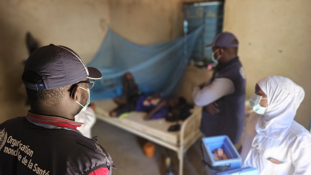OMS_Mauritanie's tweet photo. Mauritania 🇲🇷 #diphtheria at the #Mbera_camp in #HodhElChargui triggered a rapid response. Within 72 hours @MS_Mauritanie, @WHO and partners acted. Since July 2024, about 2,300 new arrivals have been vaccinated. #HealthForAll #Vaccination 
👉More details 🔗https://t.co/DXMaTNRhf3 https://t.co/hzyQWCfZn3