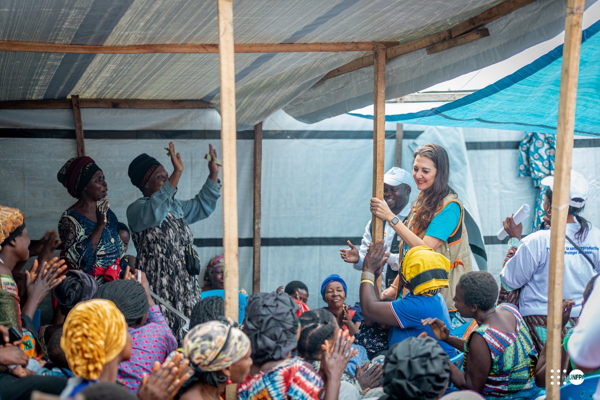 Minova, #SudKivu : #JMAH2025
À l’espace sûr Wa mama Tusonge Mbele, près de 350 femmes déplacées acquièrent des compétences &amp; métiers pour reconstruire leur avenir.
Merci au #CERF pour son appui essentiel à #UNFPA en faveur de la résilience des femmes &amp; filles.
#AgirPourLHumanité