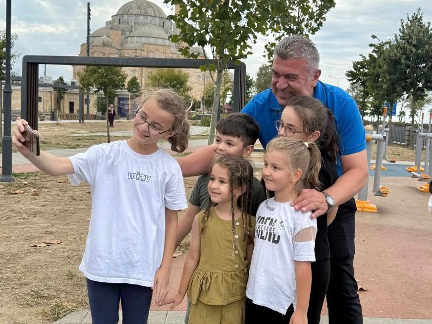 necmisibic's tweet photo. Çocuklarımızın kahkahası, hayatın en güzel melodisi… Bir bakarsın elim sendede, bir bakarsın saklambaçta… Ama her yerde bizlere mutluluk saçıyorlar 🌸

Unutmasınlar; onların oyun arkadaşlarından biri de Necmi amcaları. Onlar mutluysa, biz de mutluyuz 🫶 https://t.co/Gyl875WMZF