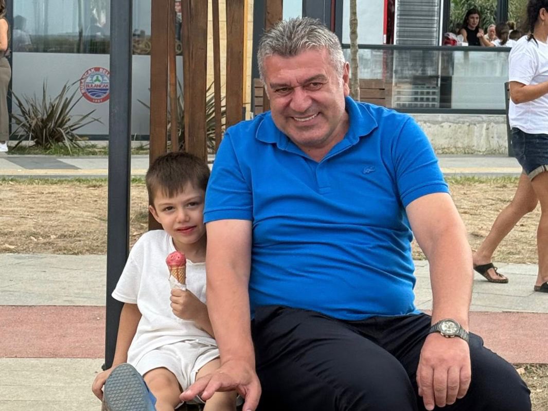necmisibic's tweet photo. Çocuklarımızın kahkahası, hayatın en güzel melodisi… Bir bakarsın elim sendede, bir bakarsın saklambaçta… Ama her yerde bizlere mutluluk saçıyorlar 🌸

Unutmasınlar; onların oyun arkadaşlarından biri de Necmi amcaları. Onlar mutluysa, biz de mutluyuz 🫶 https://t.co/Gyl875WMZF