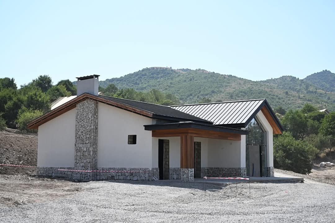 Prezident İlham Əliyev və birinci xanım Mehriban Əliyeva “Hacıkənd” istirahət kompleksinin tikintisi ilə tanış olublar.

president.az/az/articles/vi…