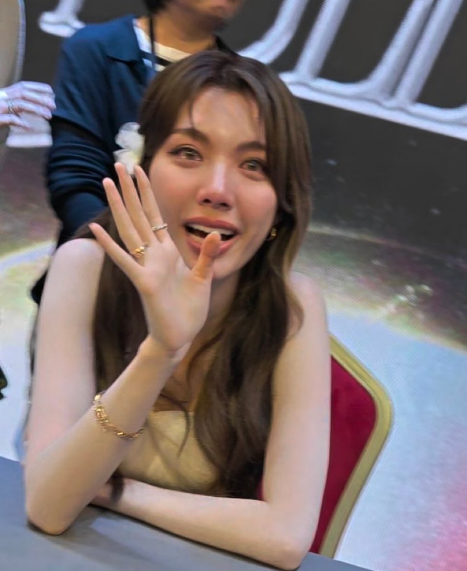 pinkxcross's tweet image. จุดประสงค์ในการจัดแฟนมีตของช่องคืออะไร การหารายได้ต้องมาควบคู่กับเจตนารมณ์ที่จะให้ศิลปินพบปะแฟนคลับใช่หรือไม่ แต่สิ่งที่เกิดขึ้นคือช่องได้รายได้ แต่ศิลปินและแฟนคลับกลับต้องมาเจอสถานการณ์ที่เลวร้าย ได้รับสิ่งตอบแทนเป็นน้ำตาของศิลปินที่ไม่มีใครอยากเห็น…