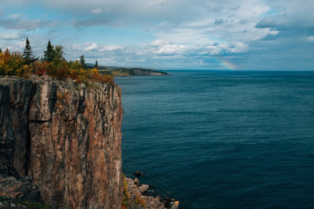 2025 Rankings for America's Cleanest and Dirtiest Lakes are now out! Florida’s Lake Okeechobee ranked worst whereas Lake Superior registers virtually zero pollution, with its pristine waters pictured in this post: lake.com/company/report… #LakeSuperior #LakeOkeechobee #EcoTravel