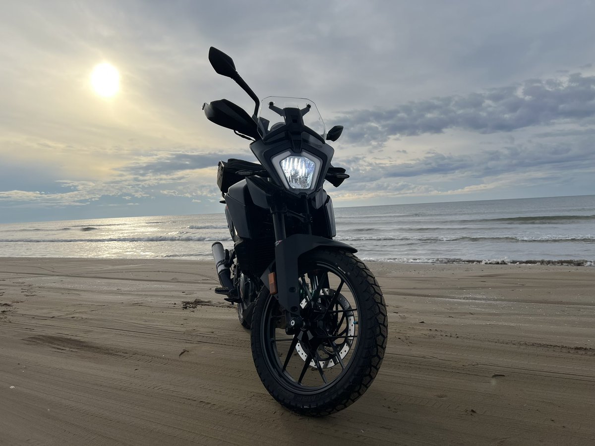 re_pft's tweet photo. 名前:Rider TATSUMARU
性別:🚹
年齢:23歳(社会人)
愛車:KTM 250 ADVENTURE
住み:大阪
一言:2年目突入！もっとツーリング行きたい‼︎
よろしくお願いします‼︎
#バイク乗りとして軽く自己紹介
#バイク乗りと繋がりたい
#バイク好きな人と繋がりたい https://t.co/mFmwxqlJRq