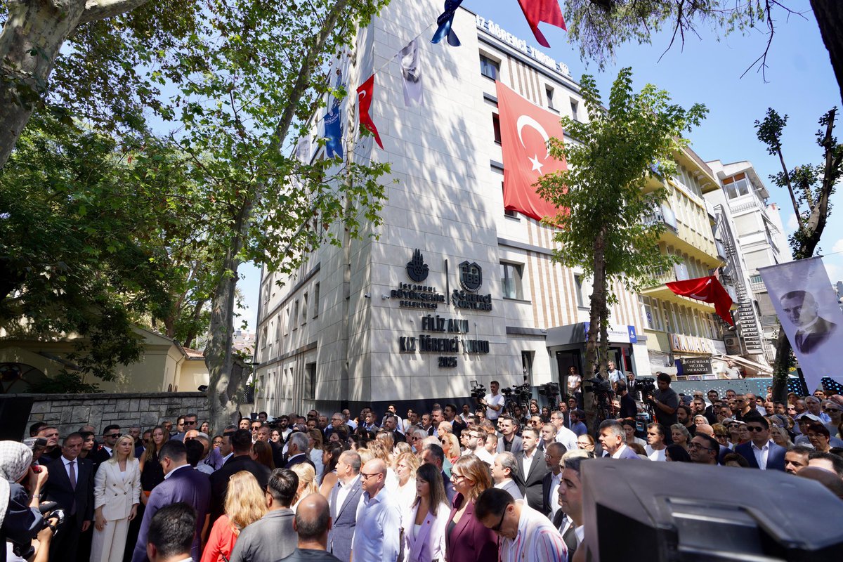 Genel Başkanımız Sayın Özgür Özel ve Gençlik Kolları Genel Başkanımız Cem Aydın, İstanbul Büyükşehir Belediyesinin hizmete sunduğu Filiz Akın Yükseköğrenim Kız Öğrenci Yurdu açılış törenine katıldı.

Cumhurbaşkanı Adayımız Ekrem İmamoğlu’nun liderliğinde İstanbul’a kazandırılan