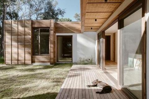 ZatiInc's tweet image. Facundo Ochoa’s beach house is an ode to craft and coastal living with a sprawling deck, DIY details, and lots of room to hang out. keepingyouinformed.advisor.news/trendspottr/ho…