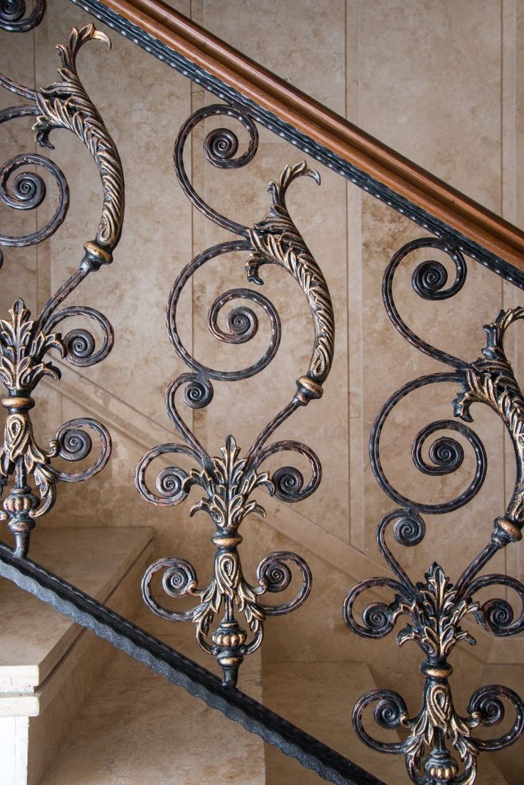 درابزين الدرج من الحديد المشغول يُعتبر الخيار التقليدي والأكثر شيوعًا في الفلل الكلاسيكية 🏛️✨

🔹 يتميز بزخارف هندسية ونباتية متنوعة.
🔹 يُضاف له لمسات فخامة مثل التذهيب أو التنحيس (النحاس).
🔹 يعطي الدرج حضور راقٍ ولمسة كلاسيكية تعكس الفخامة والأصالة.

#ديكور #هندسة #كلاسيك