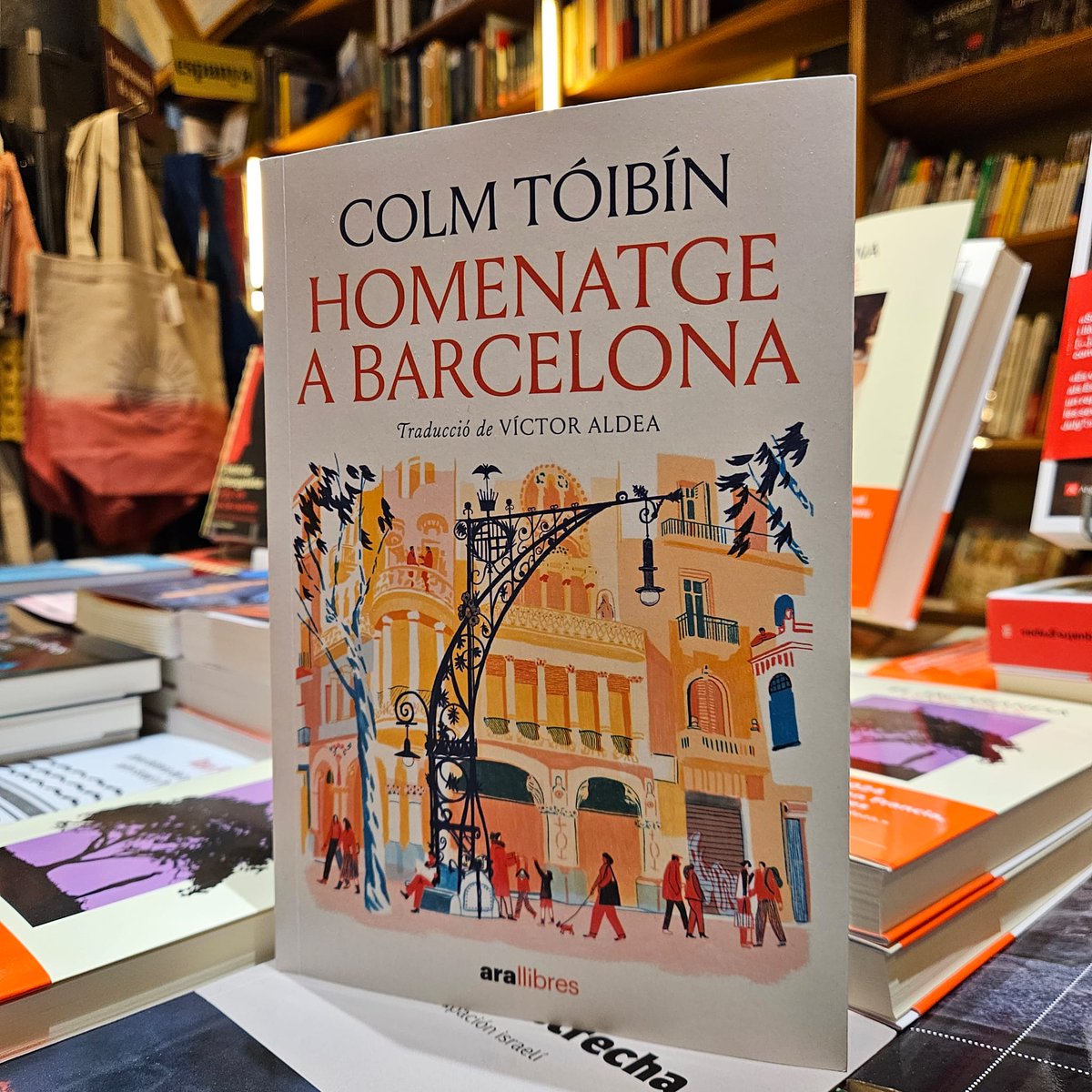 HOMENATGE A BARCELONA (<a href="/arallibres/">Ara Llibres</a>) de l'escriptor irlandès Colm Tóibín és una carta d'amor a la ciutat de Barcelona i també a la cultura catalana. 

Història, cultura, costums i molt més en una lectura deliciosa i emocionant.

📚 altair.es/cat/libro/home…