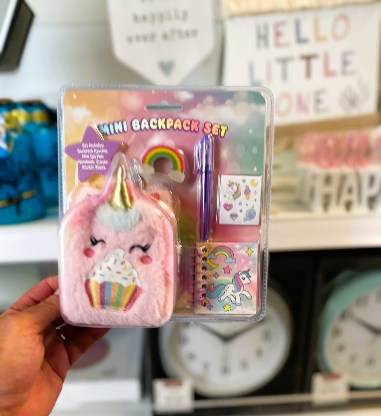 Poundstretcher1's tweet image. Mini Unicorn Backpacks have never looked so cute 😍 

Available now in selected stores for only £3.99!

 #minibackpacks #backpacks #unicorns #poundstretcher