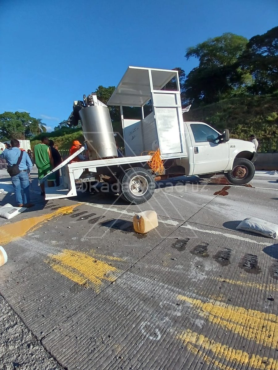 RadarVeracruz's tweet photo. #Veracruz | #AccidenteVial (Volcadura de camioneta) en la autopista 150 D tramo #Orizaba - #Fortín km 285 (puente #Metlac) dirección #Veracruz

• Vialidad cerrada 🛑

@CAPUFE https://t.co/4yv5H6vFoK