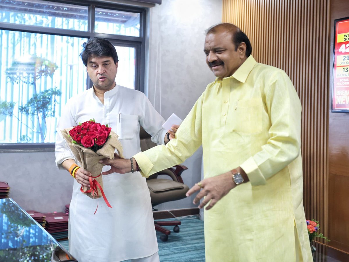 manish sharma (@manishs93196929) on Twitter photo आज नई दिल्ली स्थित पूर्वोत्तर क्षेत्र विकास मंत्रालय में केंद्रीय मंत्री श्रीमंत <a href="/JM_Scindia/">Jyotiraditya M. Scindia</a> जी से गुजरात के दाहोद से लोकसभा सांसद श्री जसवंत सिंह भाभोर जी ने सौजन्य भेंट की।
इस दौरान जनहित और क्षेत्रीय विकास से जुड़े विभिन्न मुद्दों पर सार्थक चर्चा हुई। आज नई दिल्ली स्थित पूर्वोत्तर क्षेत्र विकास मंत्रालय में केंद्रीय मंत्री श्रीमंत <a href="/JM_Scindia/">Jyotiraditya M. Scindia</a> जी से गुजरात के दाहोद से लोकसभा सांसद श्री जसवंत सिंह भाभोर जी ने सौजन्य भेंट की।
इस दौरान जनहित और क्षेत्रीय विकास से जुड़े विभिन्न मुद्दों पर सार्थक चर्चा हुई।