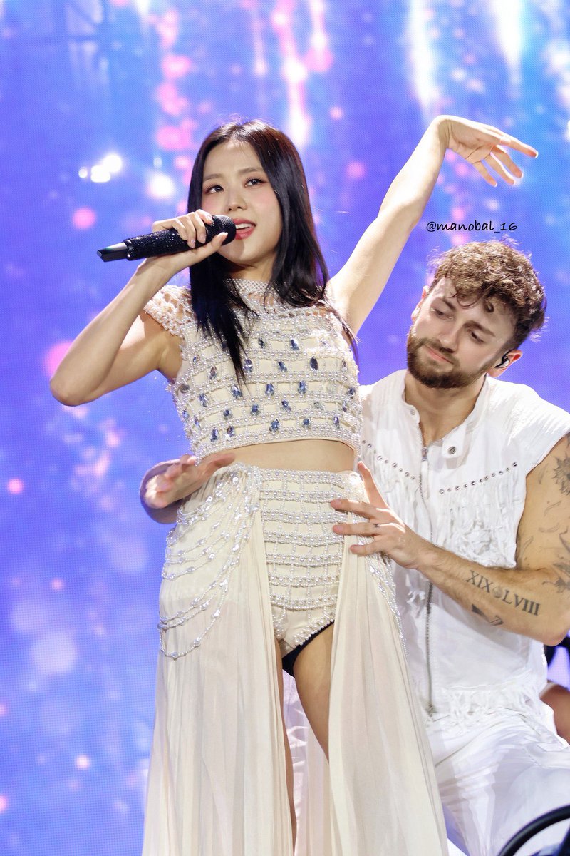 จารึกไว้ BLACKPINK WORLD TOUR [DEADLINE] in LONDON ณ สนามกีฬาเวมบลีย์ กรุงลอนดอน ประเทศอังกฤษ เมื่อวันที่ 15 และ 16 (ตามเวลาท้องถิ่น)  
BLACKPINK ได้สร้างประวัติศาสตร์อีกครั้งกลายเป็นเกิร์ลกรุ๊ป K-pop วงแรกที่ได้ขึ้นแสดงที่สนามกีฬาแห่งนี้ ด้วยจำนวนผู้ชมกว่า 110,000 คน