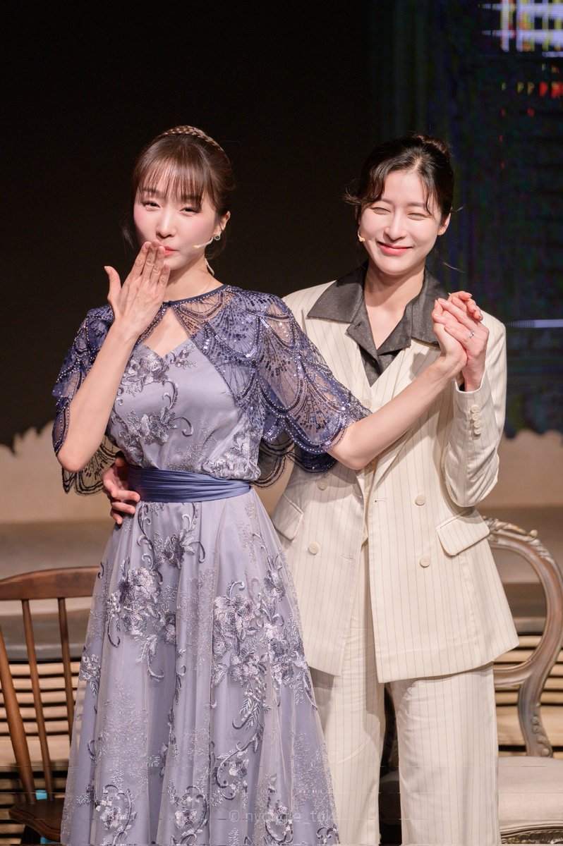 20250820 올랜도 인 버지니아
관객과의 대화 포토타임
버지니아-김려원
비타-정우연

휘핑크림오백바퀴 염천커플이네요..........