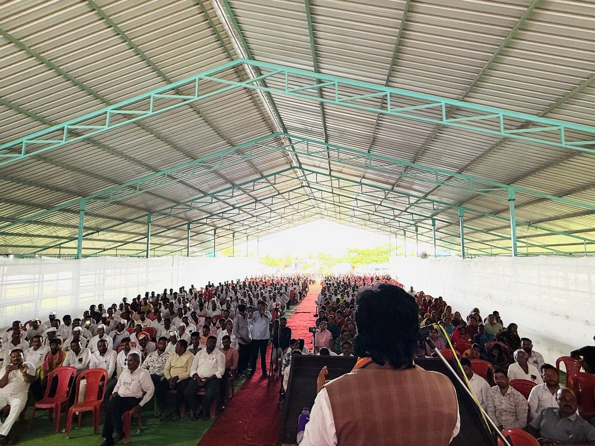 आज सतमाने (जि. नाशिक) येथे माजी मंत्री मा. श्री. सदाभाऊ खोत साहेब व माझ्या प्रमुख उपस्थितीत भव्य शेतकरी मेळाव्याचे आयोजन करण्यात आले होते, या शेतकरी मेळाव्यास संबोधित केले.

#GopichandPadalkar
#SadabhauKhot
#RayatKranti
#Nashik #Farmers