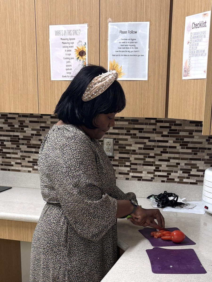 The Andress High School Cooking class met last Thursday to prepare a great pasta dish! Check out the highlights. ⬇️📸

Join them this Thursday, August 21 to prepare Thai Spring Rolls! 🌟

Register ➡️ episd.org/healthyliving 

#ItStartsWithUs