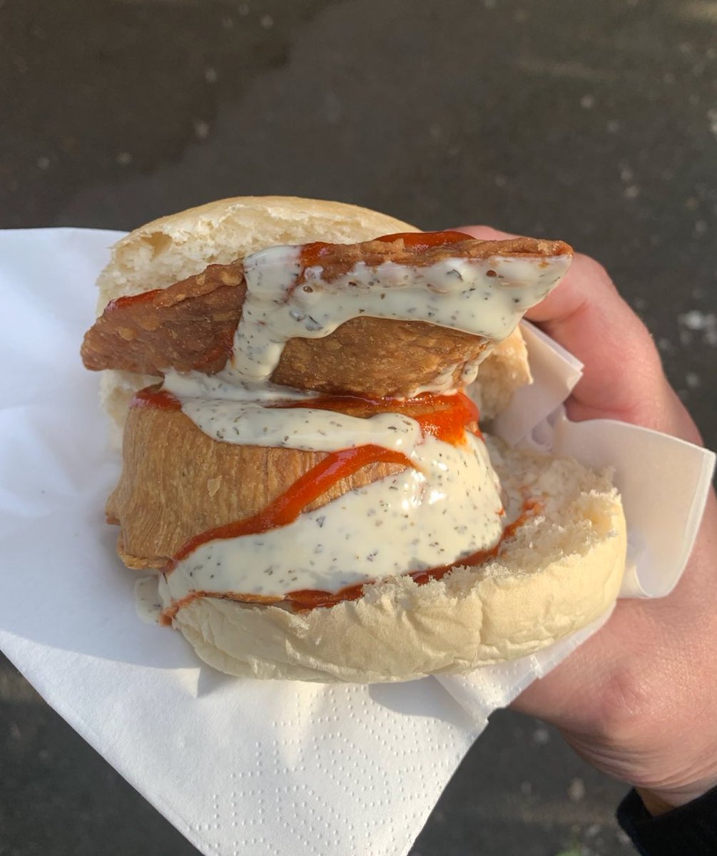 Footy Scran (@footyscran) on Twitter photo Bombay sandwich - balti pie and meat samosa on a bap with chilli and mint yoghurt at FC United of Manchester (<a href="/FCUnitedMcr/">FC United of Manchester 🟥⬜⬛</a> <a href="/BombayAway/">Bombay Away</a>)
💷 £5 Bombay sandwich - balti pie and meat samosa on a bap with chilli and mint yoghurt at FC United of Manchester (<a href="/FCUnitedMcr/">FC United of Manchester 🟥⬜⬛</a> <a href="/BombayAway/">Bombay Away</a>)
💷 £5