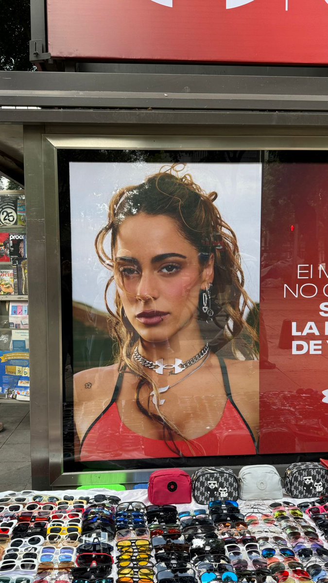 Publicidad de <a href="/TiniStoessel/">tini</a> x Under Armour en la CDMX 🇲🇽