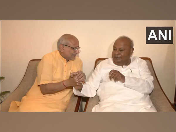 ani_digital's tweet photo. NDA Vice President candidate Radhakrishnan meets former PM Deve Gowda at Delhi residence
Read @ANI Story | https://t.co/aohVRYezk6
#NDA #VPCandidate #Radhakrishnan #FormerPM #DeveGowda https://t.co/hOJ9ehEZwa