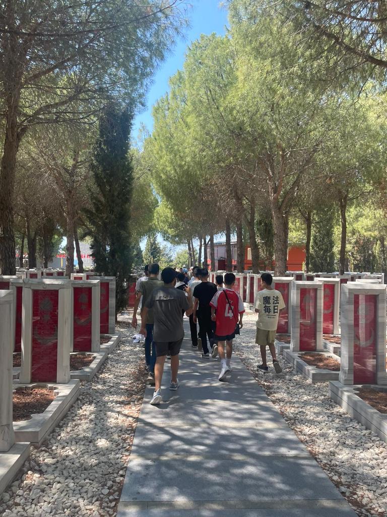 🇹🇷 Bir Destandır Çanakkale Projesi kapsamında 40 kişilik kafilemizle Çanakkale’ye gittik.

📍 Conkbayırı
📍 Anafartalar
📍 57. Alay Şehitliği
📍 Truva Atı
📍 Deniz Müzesi ve birçok yer

ziyaret edilerek tarihimizi yerinde görme imkânı bulduk. 🤗🙏✨