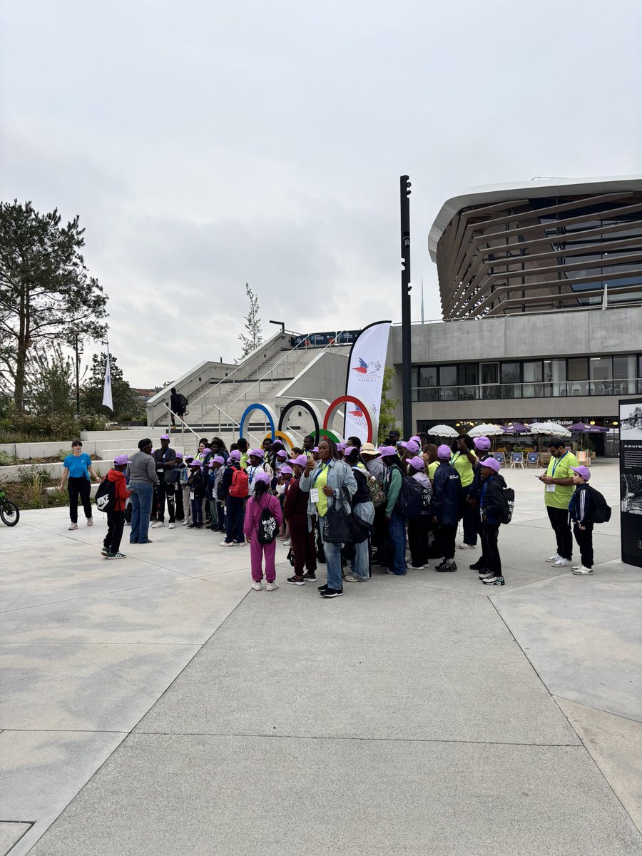 GrandParisMGP's tweet photo. A l'occasion de la "Journée des oubliés des vacances" organisée par le @SecoursPop, plusieurs enfants ont pu découvrir le Centre Aquatique Olympique Métropole du Grand Paris !
Au programme, escalade, padel, activités fitness et bonne humeur 🤩 https://t.co/LsOHFRJ7Lm