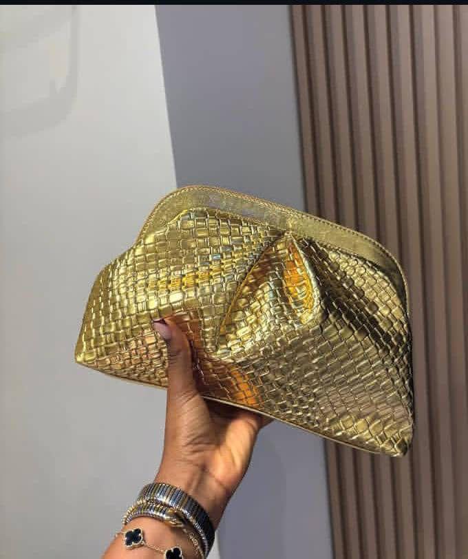 Mjes_collection/Virtual Assistant (@momentswithifee) on Twitter photo You have an event and you need a gold purse for it. Which of these would you pick? You have an event and you need a gold purse for it. Which of these would you pick?