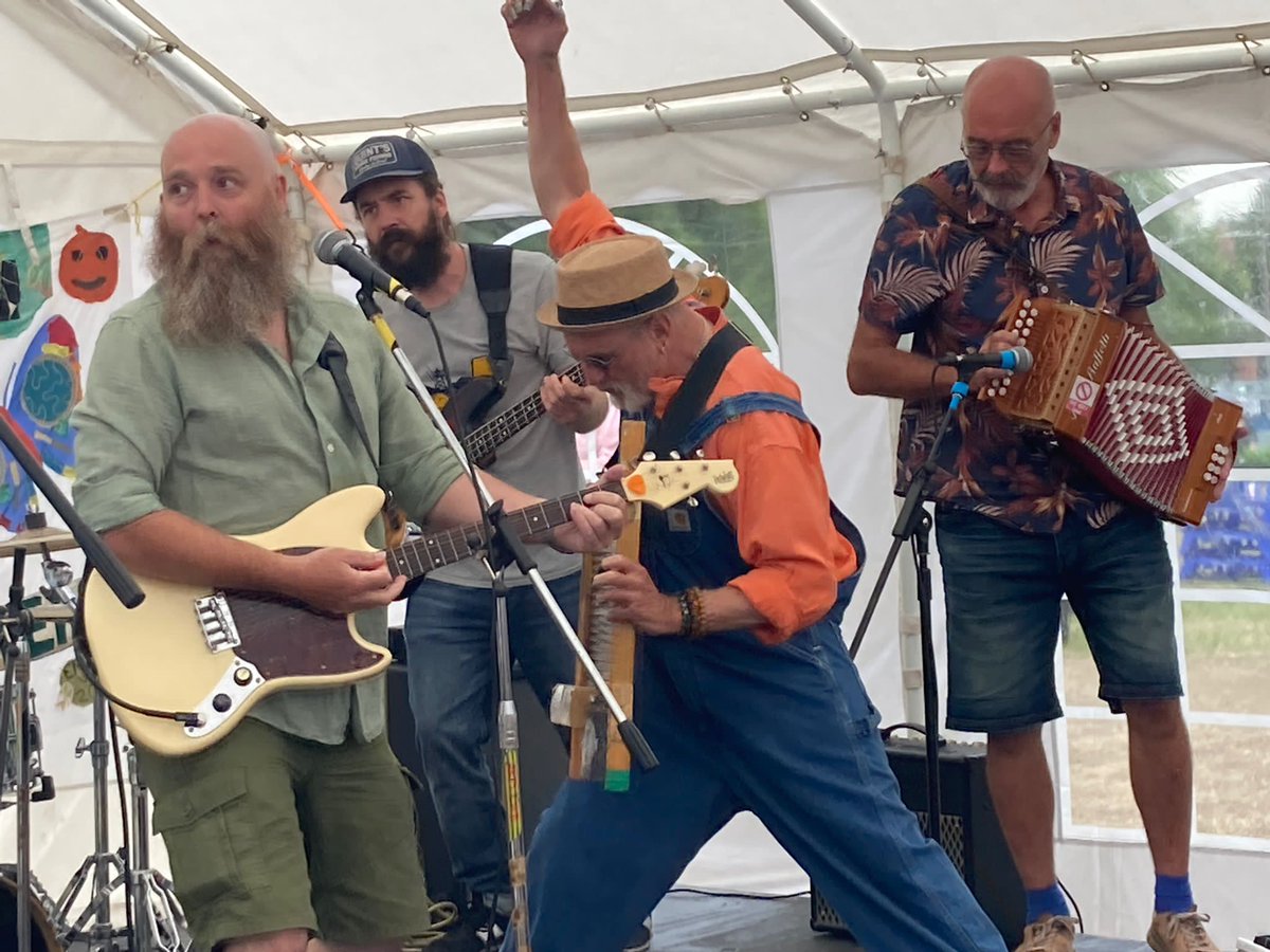 📷 Performing Arts Marquee – Carshalton EcoFair 2025 📷
Right by the bar in the heart of the EcoFair, this stage is bursting with surprises – from singer-songwriters and jazz bands to salsa, shanties, folk and more. 
This year’s line-up is a stunner: ecolocal.org.uk/environmental-…