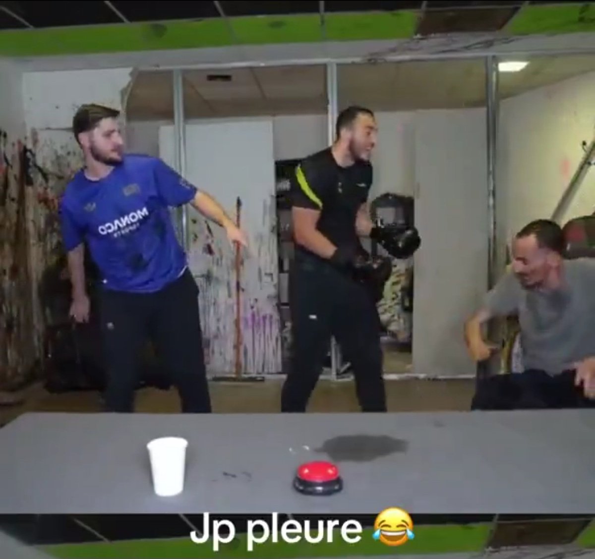 faudrait retrouver ce mec aussi qui a littéralement tabassé JP sans s’arrêter avec plusieurs coup dans les reins et autres