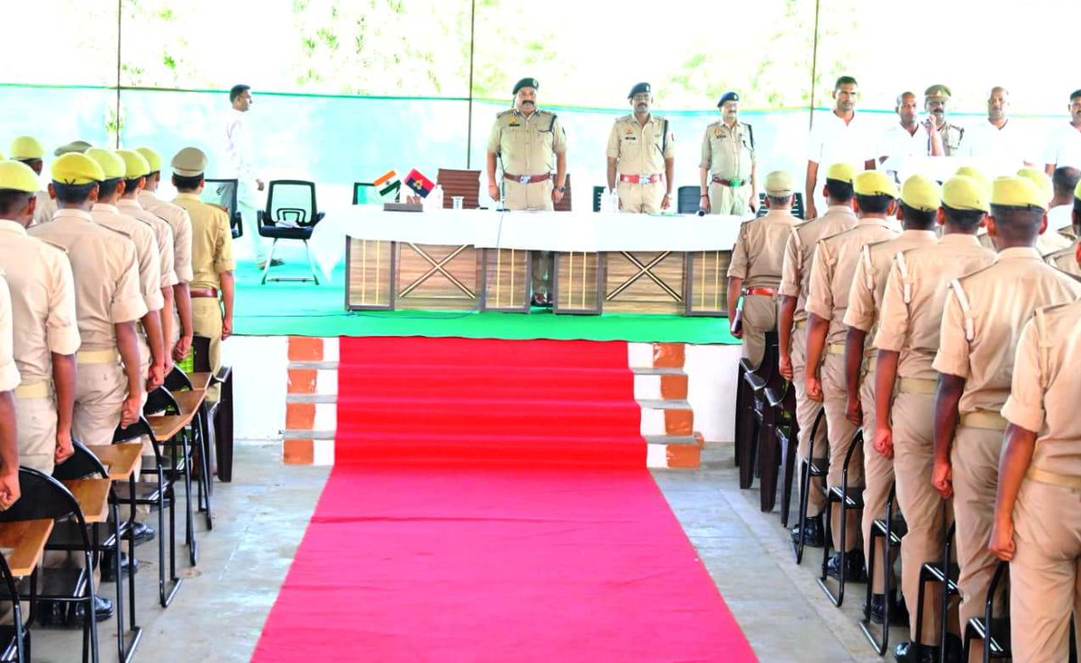 digazamgarh's tweet image. #DIG_AZH श्री सुनील कुमार सिंह द्वारा #SPmau के साथ पुलिस लाइन मऊ में ट्रेनिंग कर रहे रिक्रूट्स के साथ वार्ता कर जायजा लिया गया । जिसमें बैरक, मेस, आउटडोर व इनडोर प्रशिक्षण स्थलों मूलभुत सुविधाओ के बारे में जायजा लिया गया व संबंधित को दिये आवश्यक दिशा-निर्देश ।