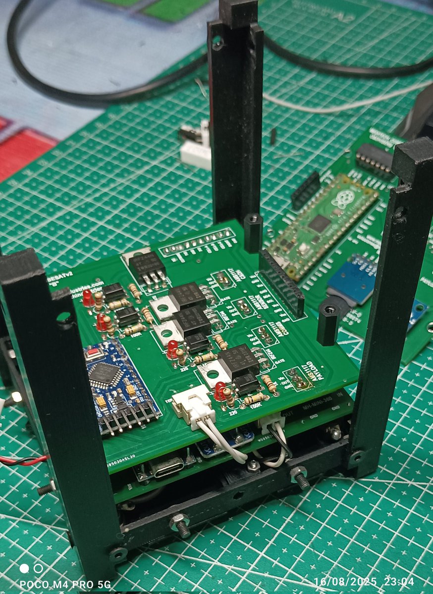 ⚡🛰️ Dos PCBs, un solo corazón: el EPS del SatTrainer One.
Gestión de energía real, control de subsistemas y telemetría como en un CubeSat.
🎓 Entrena ingenieros espaciales, no solo estudiantes.
meditechindustries.com
#SatTrainerOne #CubeSat #STEM #HechoEnMéxico