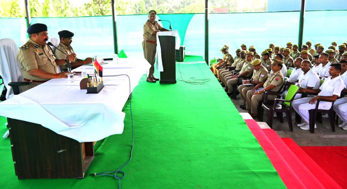 digazamgarh's tweet image. #DIG_AZH श्री सुनील कुमार सिंह द्वारा #SPmau के साथ पुलिस लाइन मऊ में ट्रेनिंग कर रहे रिक्रूट्स के साथ वार्ता कर जायजा लिया गया । जिसमें बैरक, मेस, आउटडोर व इनडोर प्रशिक्षण स्थलों मूलभुत सुविधाओ के बारे में जायजा लिया गया व संबंधित को दिये आवश्यक दिशा-निर्देश ।