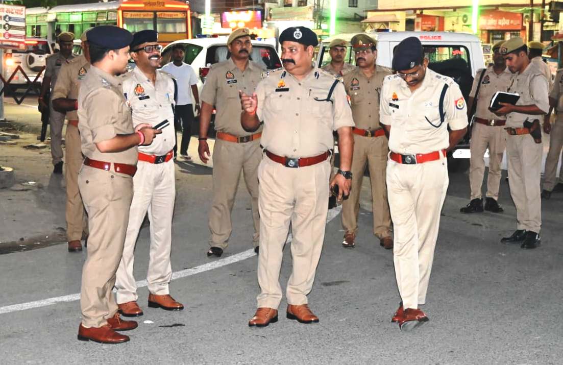 digazamgarh's tweet image. #DIG_AZH श्री सुनील कुमार सिंह द्वारा #SPmau के साथ पुलिस लाइन मऊ में ट्रेनिंग कर रहे रिक्रूट्स के साथ वार्ता कर जायजा लिया गया । जिसमें बैरक, मेस, आउटडोर व इनडोर प्रशिक्षण स्थलों मूलभुत सुविधाओ के बारे में जायजा लिया गया व संबंधित को दिये आवश्यक दिशा-निर्देश ।