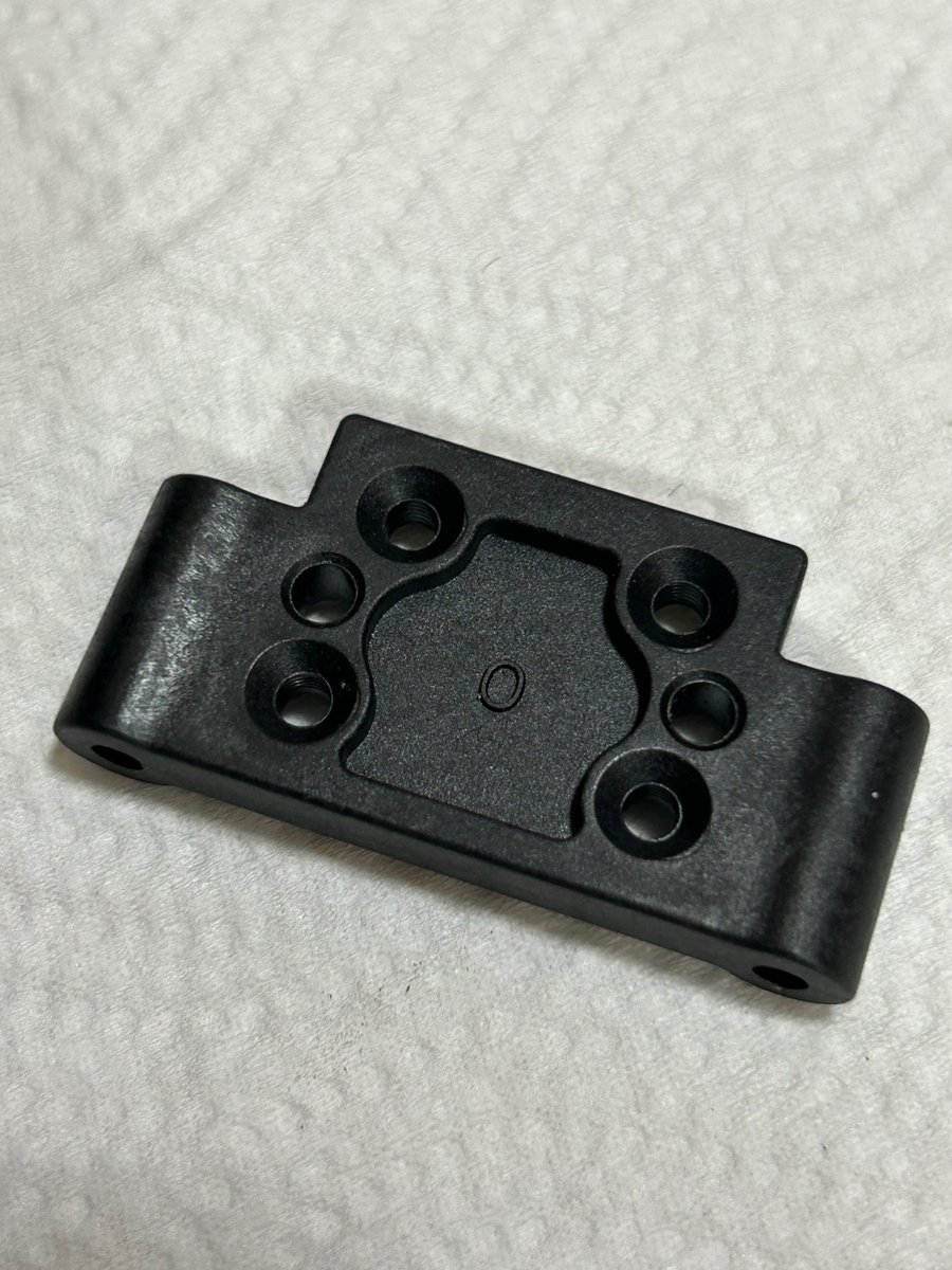 h6m3_rc's tweet photo. 8月だけで2回割ってしまったフロントサスマウントが気になったので、分解してチェックしました。
ヒビもないし大丈夫!と思ったら。。。
シャーシの突起部分が割れてました。。。
#TsukubaRCPark
#RO1.0 (#RO10) https://t.co/k3yRrMcR2g