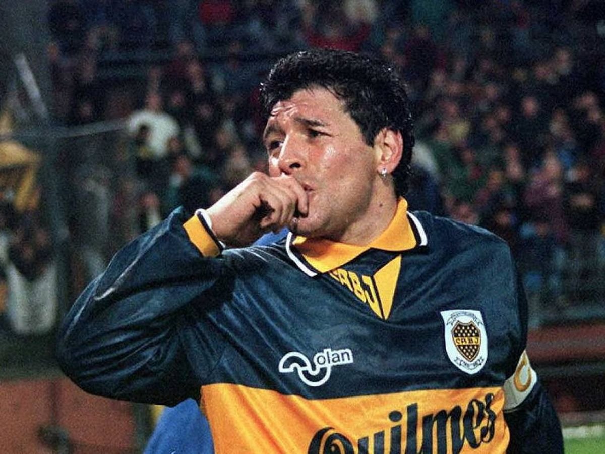 Un detalle camisetil: la que visto es la camiseta con la que Diego Armando Maradona regresó a Boca Juniors hace 30 años.