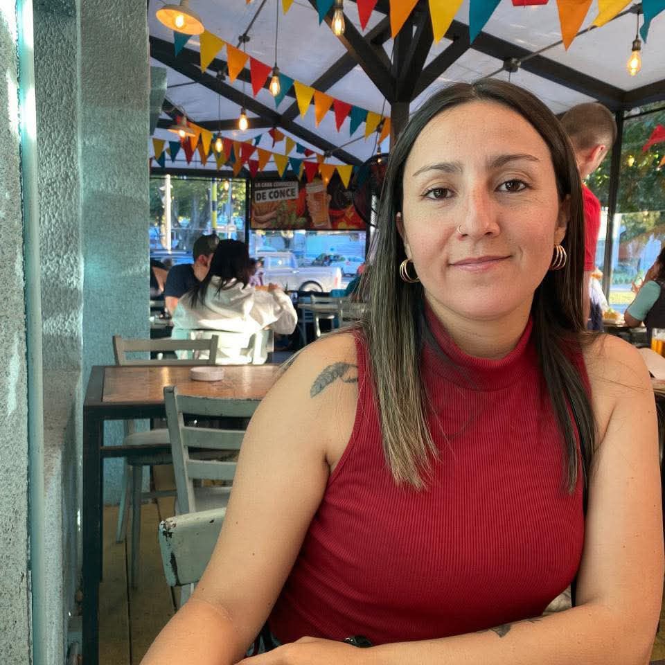 PauloMendez7's tweet photo. Paola Makarena Riveros Sáez, prevencionista de riegos, 33 años, el orgullo de su familia. Asesinada con una ráfaga de disparos a manos de unos desgraciados que querían adelantar al auto donde ella era copiloto, en la vía principal de San Pedro de La Paz #muchoGustoMega @KarendTV https://t.co/0bvWr47zEE