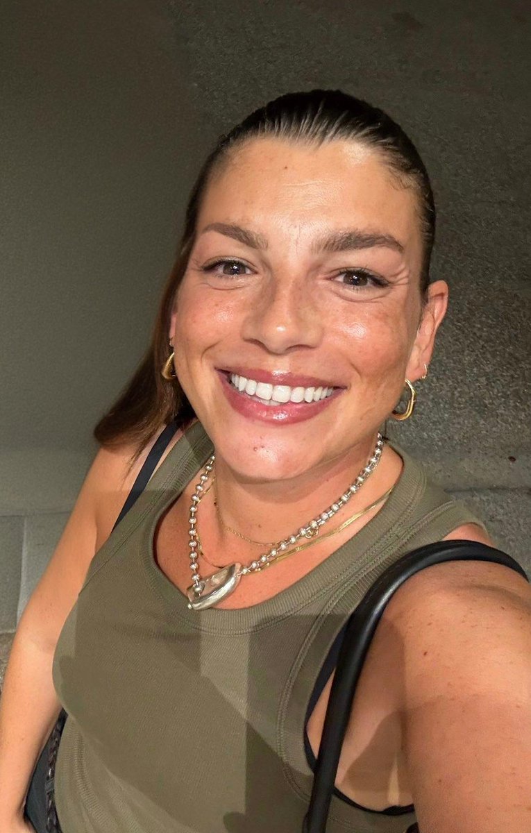 STO PERSA ORMAI .
💗
TROPPO BELLA