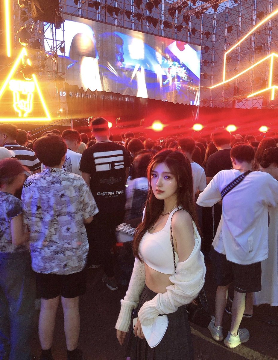 leolee81's tweet photo. On the way home, I encountered a small music festival and the atmosphere was very good.😜😜😜 https://t.co/ouxLmMWPaz