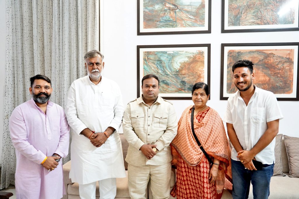 Prahlad Singh Patel ( वृक्ष से जल, जल से जीवन) (@prahladspatel) on Twitter photo भोपाल आवास पर महू (इन्दौर) विधायक, पूर्व मंत्री सुश्री <a href="/UshaThakurMLA/">Usha Thakur</a> जी ने 'श्री रामाधार साधक न्यास' पुस्तक भेंट की। भोपाल आवास पर महू (इन्दौर) विधायक, पूर्व मंत्री सुश्री <a href="/UshaThakurMLA/">Usha Thakur</a> जी ने 'श्री रामाधार साधक न्यास' पुस्तक भेंट की।