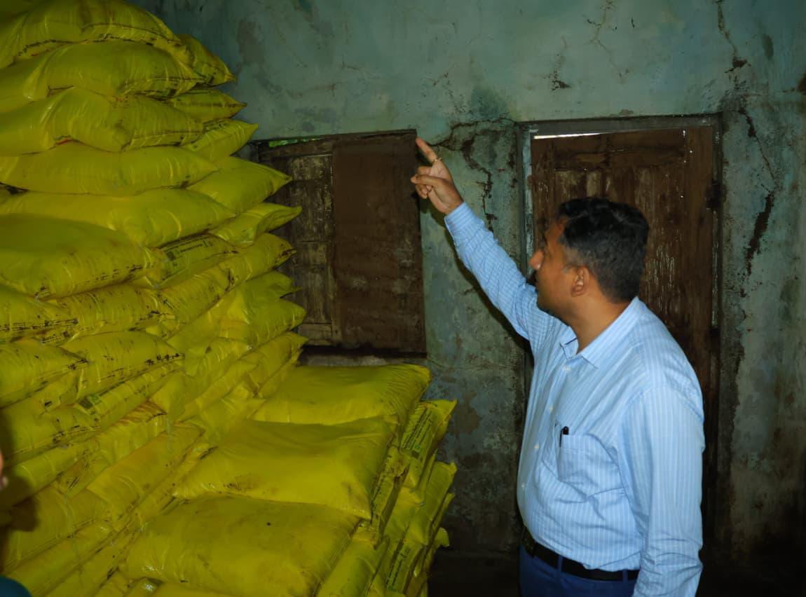 Collector Adilabad (@collector_adb) on Twitter photo ఇంద్రవెల్లి మండలం లో బుధవారం జిల్లా కలెక్టర్ రాజర్షి షా ఫర్టీలైజర్ షాప్,గోదాము ను ఆకస్మికంగా సందర్శించి స్టాక్ వివరాలు,ePASS యంత్రాల పనితీరును సబ్ కలెక్టర్ యువరాజ్ తో కలసి పరిశీలించారు.
<a href="/TelanganaCMO/">Telangana CMO</a>
<a href="/TelanganaCS/">Office of Chief Secretary, Telangana Govt.</a>
<a href="/CPRO_TGCM/">CPRO to CM / Telangana</a>
<a href="/Bhatti_Mallu/">Bhatti Vikramarka Mallu</a>
<a href="/Tummala_INC/">Tummala Nageswar Rao</a>
<a href="/jupallyk_rao/">Jupally Krishna Rao</a> ఇంద్రవెల్లి మండలం లో బుధవారం జిల్లా కలెక్టర్ రాజర్షి షా ఫర్టీలైజర్ షాప్,గోదాము ను ఆకస్మికంగా సందర్శించి స్టాక్ వివరాలు,ePASS యంత్రాల పనితీరును సబ్ కలెక్టర్ యువరాజ్ తో కలసి పరిశీలించారు.
<a href="/TelanganaCMO/">Telangana CMO</a>
<a href="/TelanganaCS/">Office of Chief Secretary, Telangana Govt.</a>
<a href="/CPRO_TGCM/">CPRO to CM / Telangana</a>
<a href="/Bhatti_Mallu/">Bhatti Vikramarka Mallu</a>
<a href="/Tummala_INC/">Tummala Nageswar Rao</a>
<a href="/jupallyk_rao/">Jupally Krishna Rao</a>